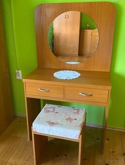 Kozmetický toaletný stolik