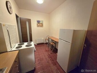 Prenájom,veľký 2-izbový byt v centre na pešej zóne v Štúrove