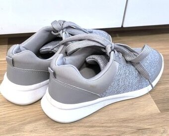 DÁMSKE TENISKY S PAMäŤOVOU PENOU+BIELOU PODRÁzKOU č.40