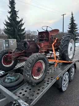 Traktor McCormick v rozobratom stave, aj doklady