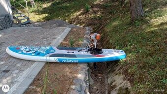 Paddleboard s motorom.