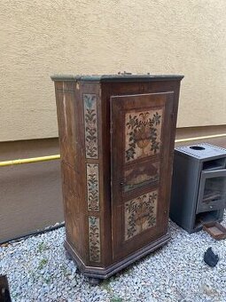 Starožitná skriňa