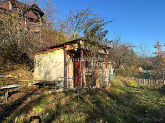 Na predaj záhrada s murovanou chatou.