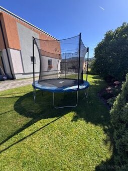 trampolína so sieťou a rebríkom