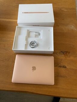 Macbook Air M1 (2020)  8GB RAM a 256 GB SSD v zlatej farbe
