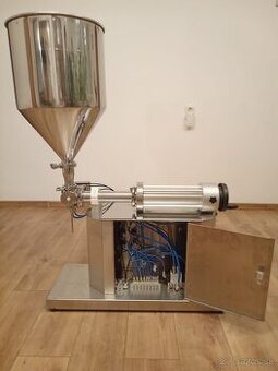 Plniaci stroj kvapalín a gelov