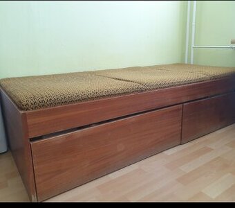 Drevena postel so suplikami