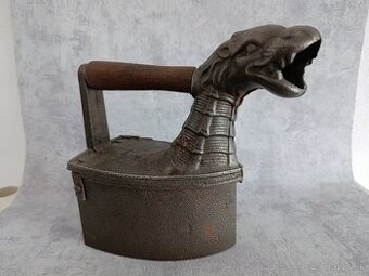 Starožitná litinová kominová žehlička s motivem draka