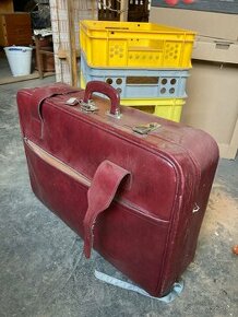 Stary kufor, dnes uz retro - 1