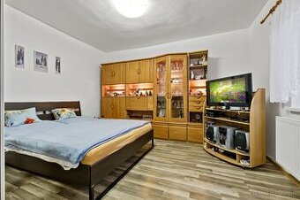 NA PREDAJ 2-IZBOVÝ BYT S VEĽKOU TERASOU V OBCI MALÉ LEVÁRE - 1