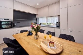 Neibrs | (4) izbový zariadený rodinný dom s pozemkom (461m2)