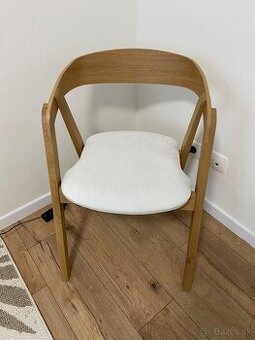 Predám jedálenské stoličky – moderný drevený dizajn