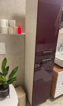 Fialová kúpelňová skrinka