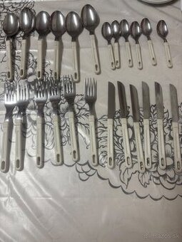 Predám 24 dielnu sadu retro príborov