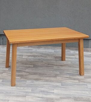 Stôl jedálensky dubový.