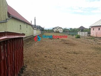 NA PREDAJ priestranný pozemok v Trebišove časť Milhostov