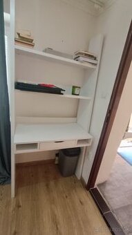 Pisaci stol s policami