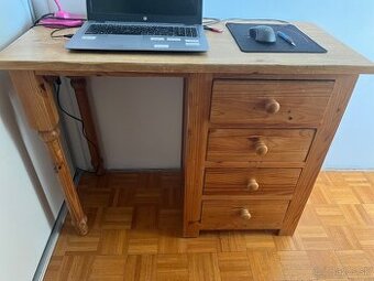 Masívny písací stôl do detskej izby