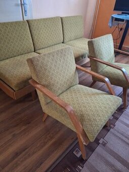 Staré retro drevené pohodlné kreslá na renováciu