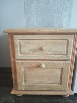 Veľký drevený stolček z borovice