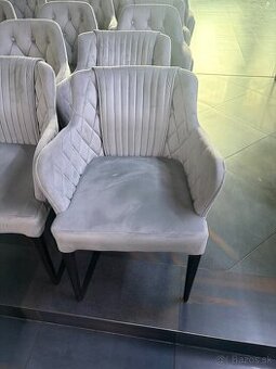 Stoly, stoličky, barové sedenie a vešiaky – komplet vybaveni