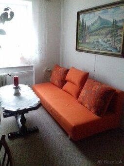 Rustikálny stolik, gauč