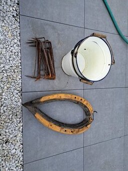 Chomút, kramle, vedrá, petrolejka, mlynec