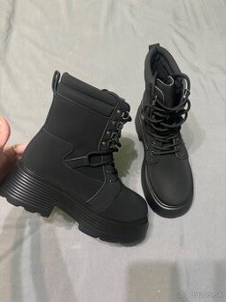 Damske členkové čierne čižmy Sinsay