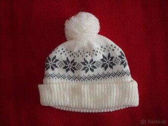 Nová zimná biela čiapka so šedým vzorom a s brmbolcom.