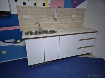 Kuchynská linka s pracovnou doskou + zástena