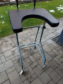 Štvorkolesové chodítko s podpazušnou oporou