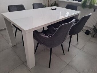 Jedálenský stôl s bielym vysokolesklým povrchom