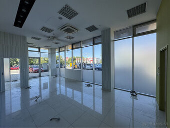 Prenájom prízemného obchodného priestoru 69 m² vo frekventov