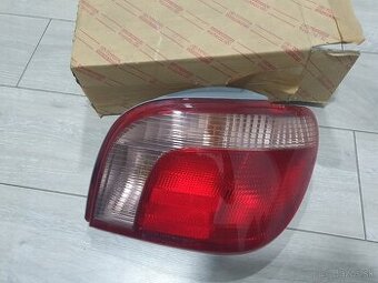 Predam Toyota YARIS PRAVE ZADNE SVETLO