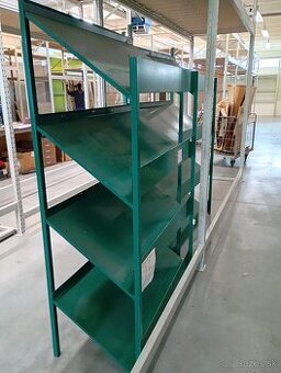 Kovový regál- šikmé police