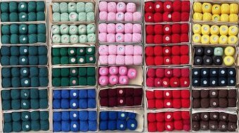 Retro pletacie priadze rôznych farieb