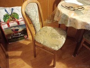 Rozkladací stôl okrúhly a stoličky.