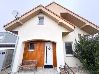 4 IZBOVÝ RODINNÝ DOM S BAZÉNOM, POZEMOK 783M2, RECA, okr. SE