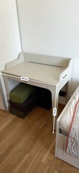 Nábytok IKEA – zrkadlo, komoda, koberec, kreslo, písací stôl