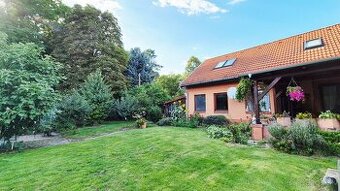 Priestranný 4-izbový rodinný dom v centre obce Veľké Úľany