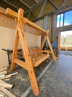 Záhradná masívna drevená hojdačka