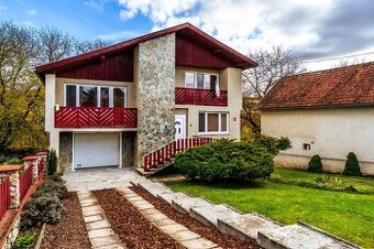 SLANSKÉ NOVÉ MESTO-priestranný dom s veľkým pozemkom, garáž