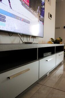 Stolik pod tv