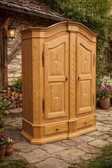 Celomasivna policová skriňa