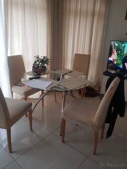 Ojruhly skleneny jedalensky stol