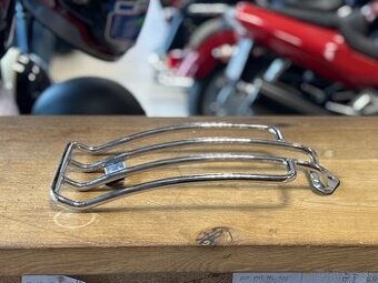 chrómovaný zadný nosič na Harley-Davidson