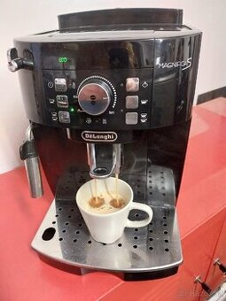 Predam kavovar Delonghi Magnifica S.