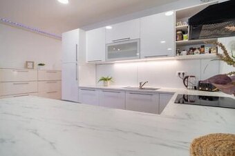 Moderná kuchynská linka, soft‑close dvierka