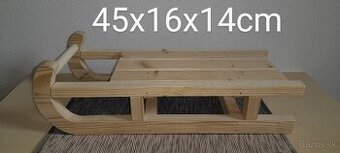 Drevené dekorácie, sane, sánky