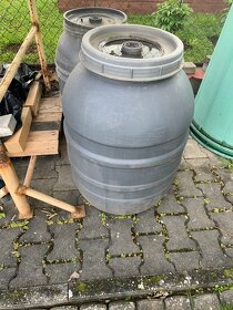 Plastové nádoby na vodu